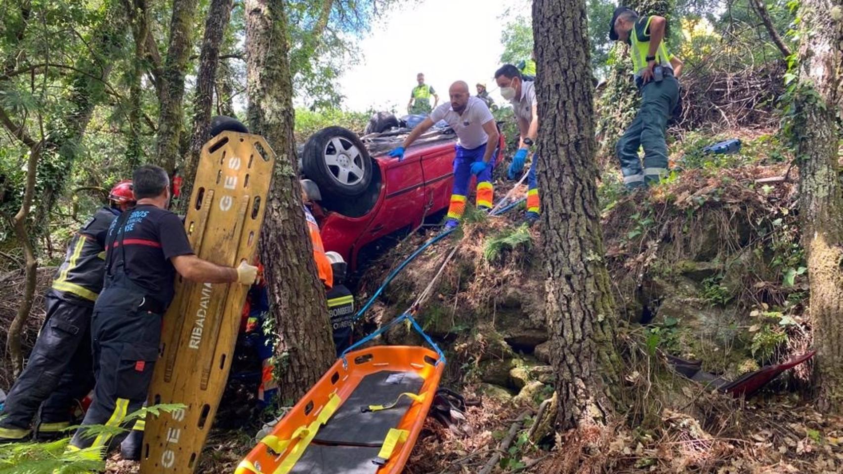 Accidente con un fallecido en Arnoia (Ourense) al caerse por un terraplén un vehículo.