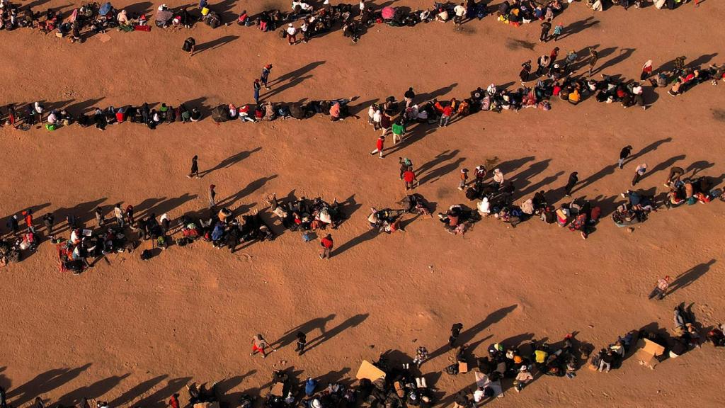 Los migrantes cerca de la frontera tras cruzar el río Bravo para entregarse a la Patrulla Fronteriza de EEUU.