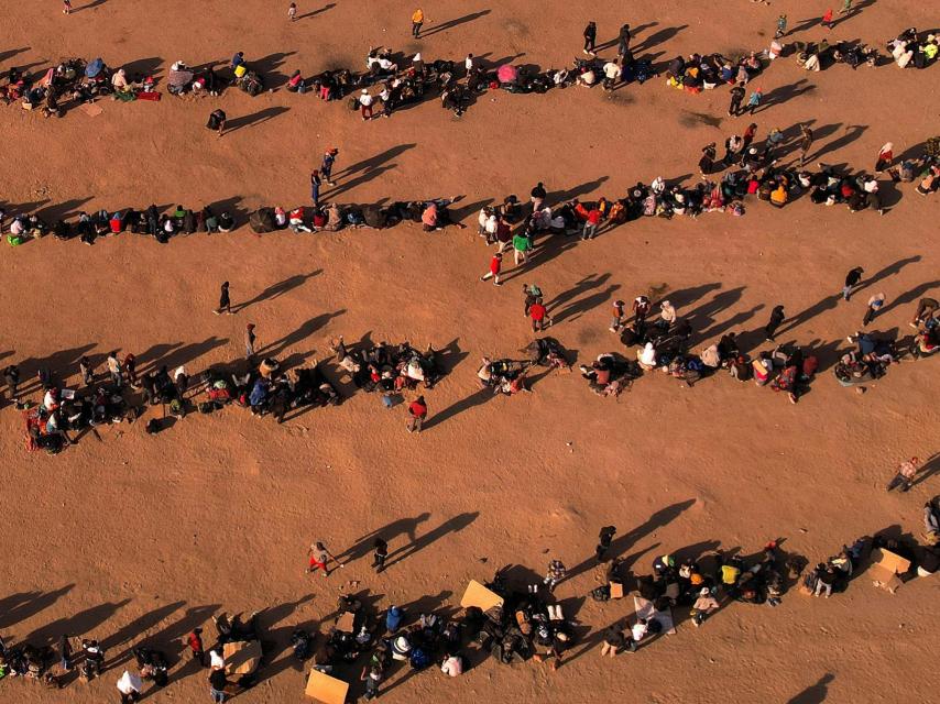 Los migrantes cerca de la frontera tras cruzar el río Bravo para entregarse a la Patrulla Fronteriza de EEUU.