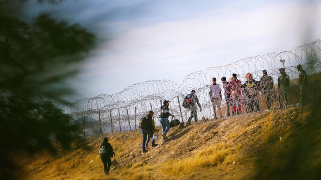 Migrantes después de cruzar el río Bravo.