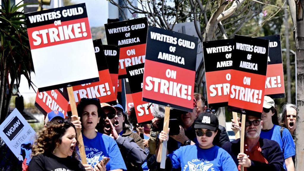 El sindicato de guionistas sigue oficialmente en paro laboral indefinido.