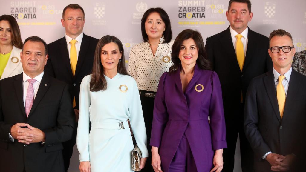 Todas las mujeres han lucido el mismo broche.