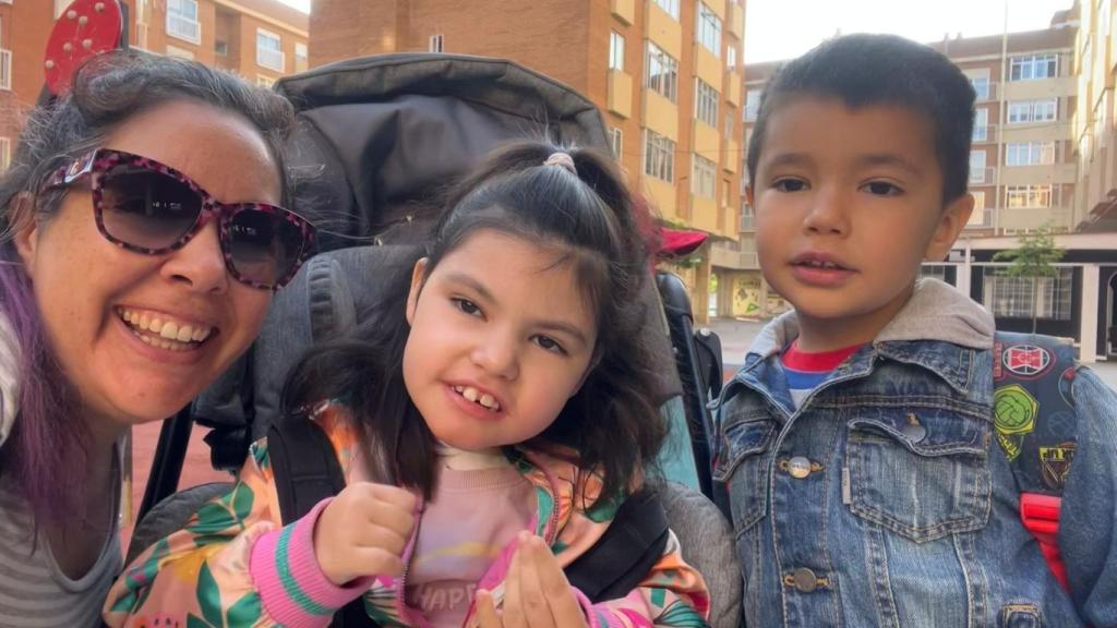 África, con su madre y su hermano
