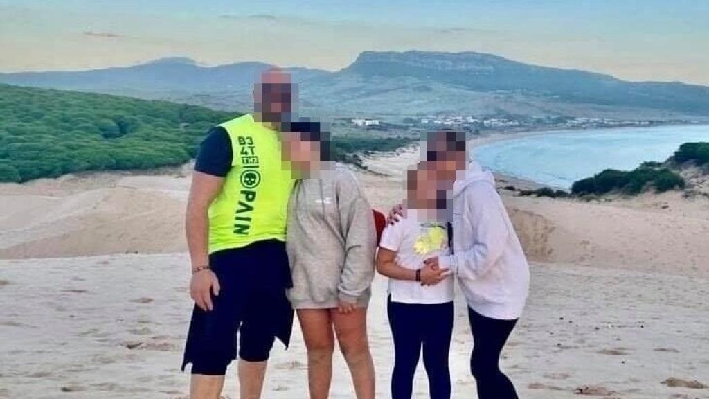 Fotografía de Encarni y Manolo, junto a sus dos hijas de 12 y 15 años.