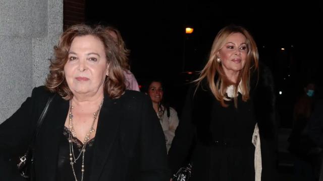 Ana García Obregón junto a su hermana Celia en un acto público reciente en homenaje a su padre, en Madrid. Gtres