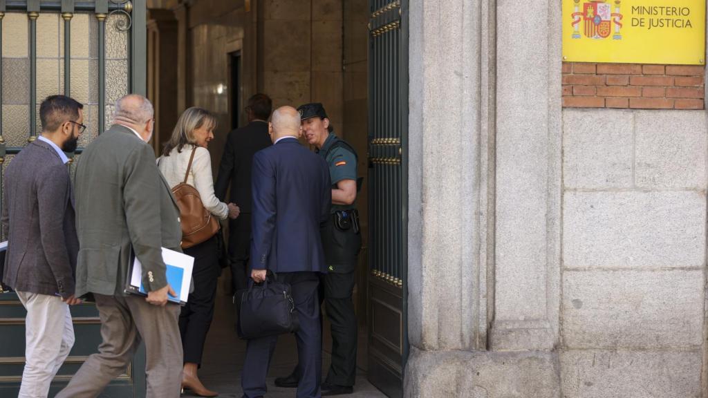 Jueces y fiscales a su llegada a la reunión con el Gobierno este miércoles./
