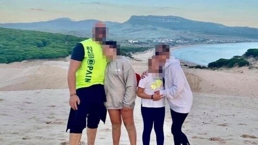 Manolo y Encarni junto a sus dos hijas pequeñas.