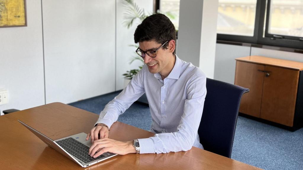 Francisco Prol en las oficinas de Deloitte, empresa para la que trabaja.