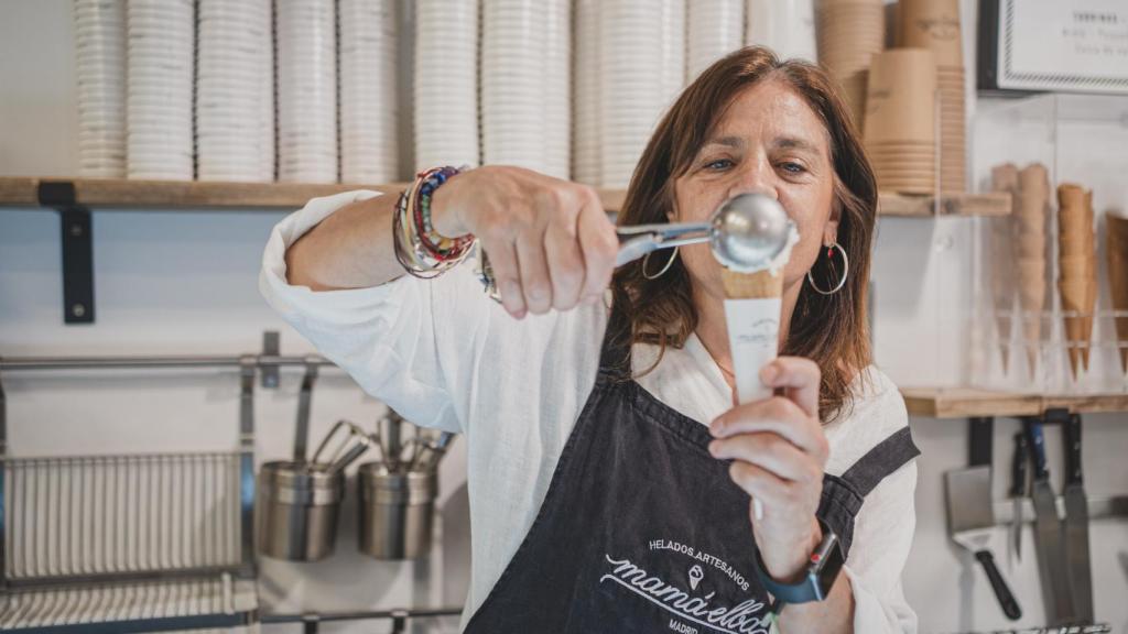 Elba pone un helado en su local en La Latina.