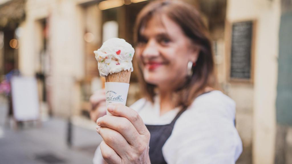 Elba sujeta un helado durante la entrevista con este periódico.