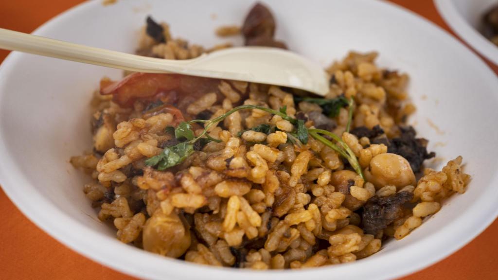 Arroz de pichón con trompeta de los muertos y salsa de mistela con naranja sanguina
