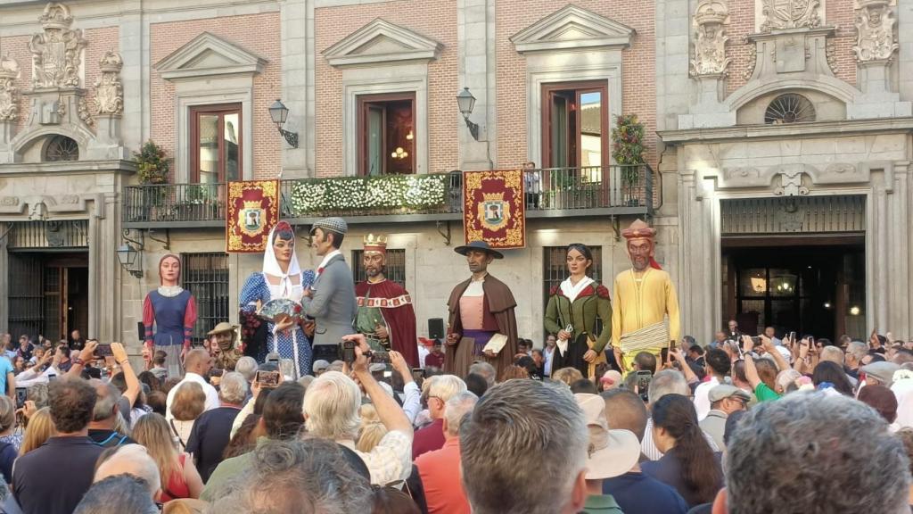 Gigantes y cabezudos momentos antes del pregón.