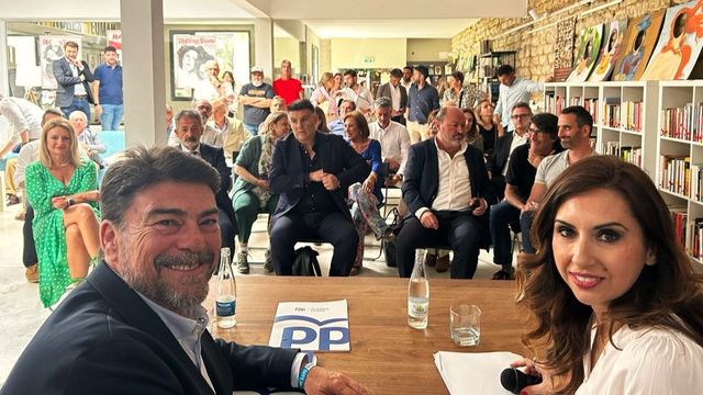 Luis Barcala y Ana Poquet en el encuentro con el sector turístico y comercial.