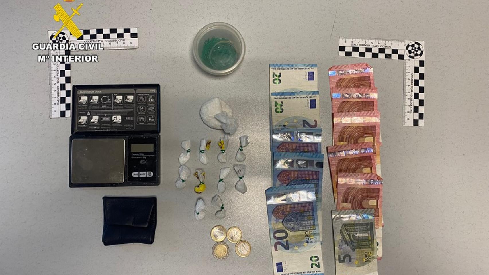 La droga y el dinero intervenido al traficante.