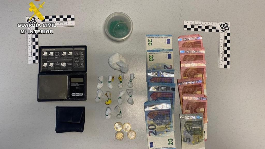 La droga y el dinero intervenido al traficante.