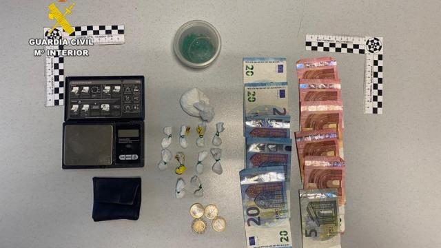 La droga y el dinero intervenido al traficante.