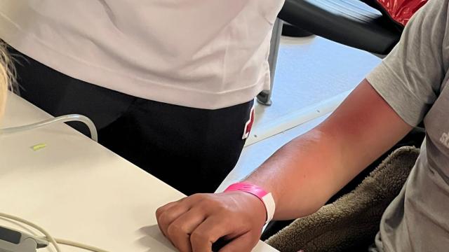 Los sanitarios realizan un examen sanitario a los inmigrantes para comprobar su estado de salud.