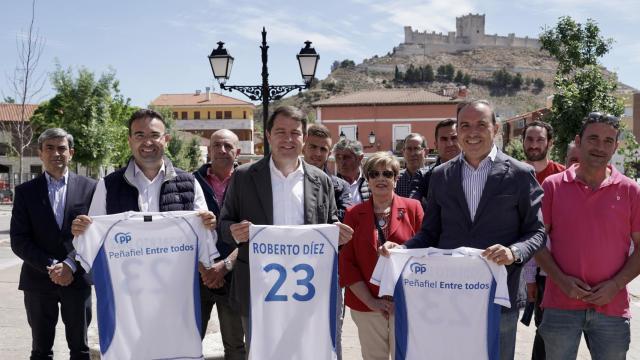 El presidente del PP de Castilla y León, Alfonso Fernández Mañueco, visita la localidad vallisoletana de Peñafiel para apoyar al candidato de la formación en las elecciones municipales, Roberto Díez González
