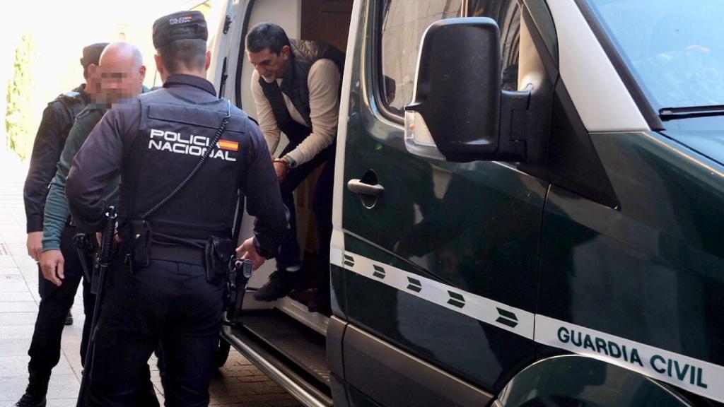 El Viñas se baja del furgón de la Guardia Civil