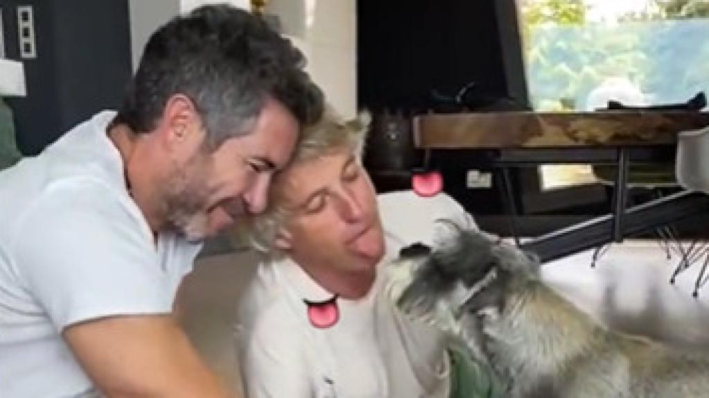 Jesús Calleja y un amigo imitando a un perro