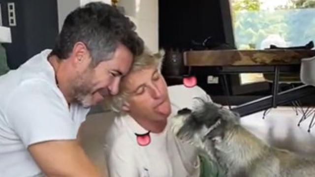 Jesús Calleja y un amigo imitando a un perro