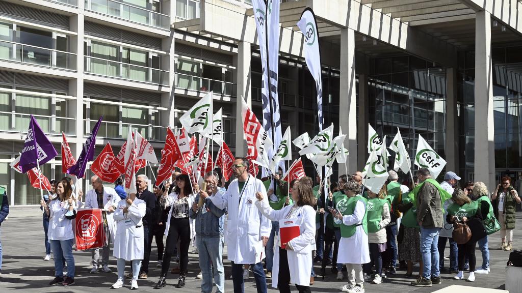 Concentración de CSIF, CCOO y UGT en el Hospital Universitario de Burgos