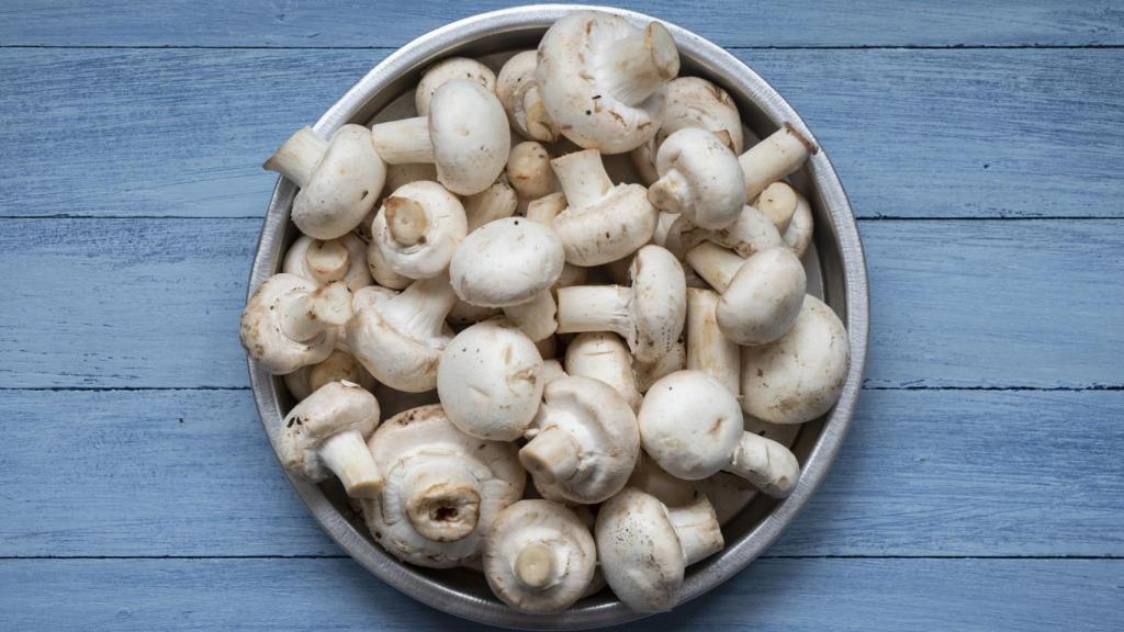 Una fuente con champiñones, uno de los alimentos que más vitamina D aportan a la dieta.