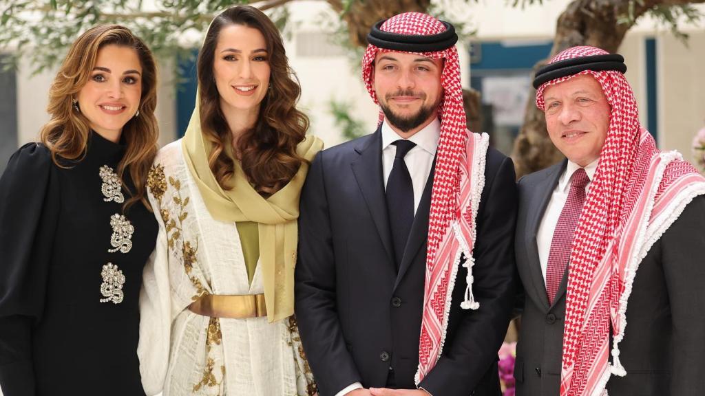 El heredero junto a su novia y sus padres.