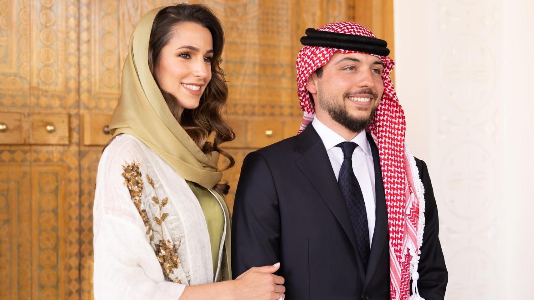 Hussein bin Al Abdalá y Rajwa Al Saif el día de su compromiso.