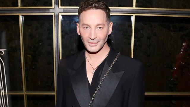 El diseñador de moda Cristo Báñez en el 40 cumpleaños de su mejor amiga, Rocío Martín Berrocal, hermana de Vicky.