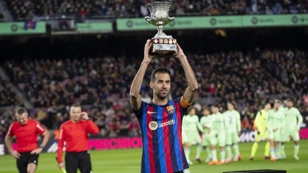 Sergio Busquets alzando la Supercopa de España con el FC Barcelona en el Camp Nou