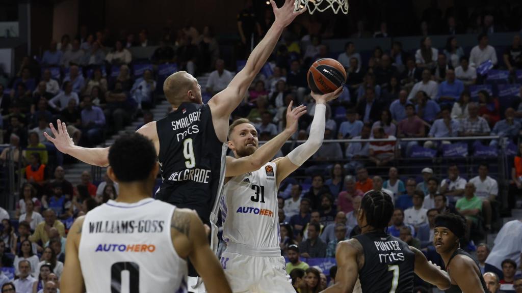 Musa entra a canasta en el partido ante el Partizán.