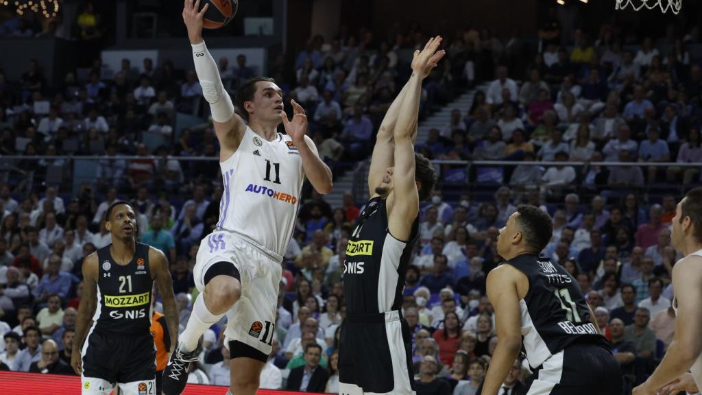 Hezonja intenta un lanzamiento.