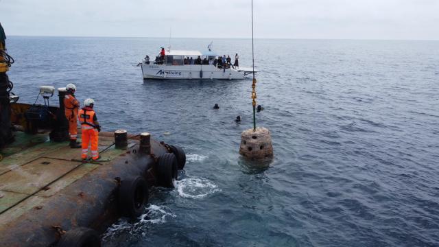 La embaracación Alligator coloca los biotopos en el fondo del mar con su grúa.