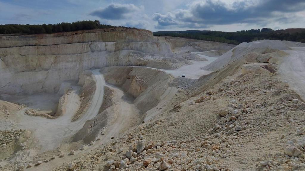 Panorámica de la cantera de la que se ha extraído 40.000 toneladas de carbonato cálcico.