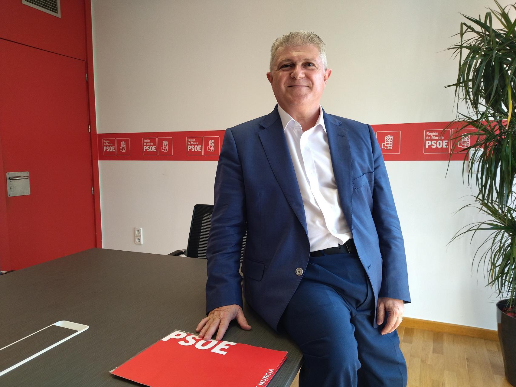 El candidato del PSOE en la Región de Murcia y secretario general de los socialistas murcianos, José Vélez, este lunes, en el despacho de la sede del partido en Princesa.