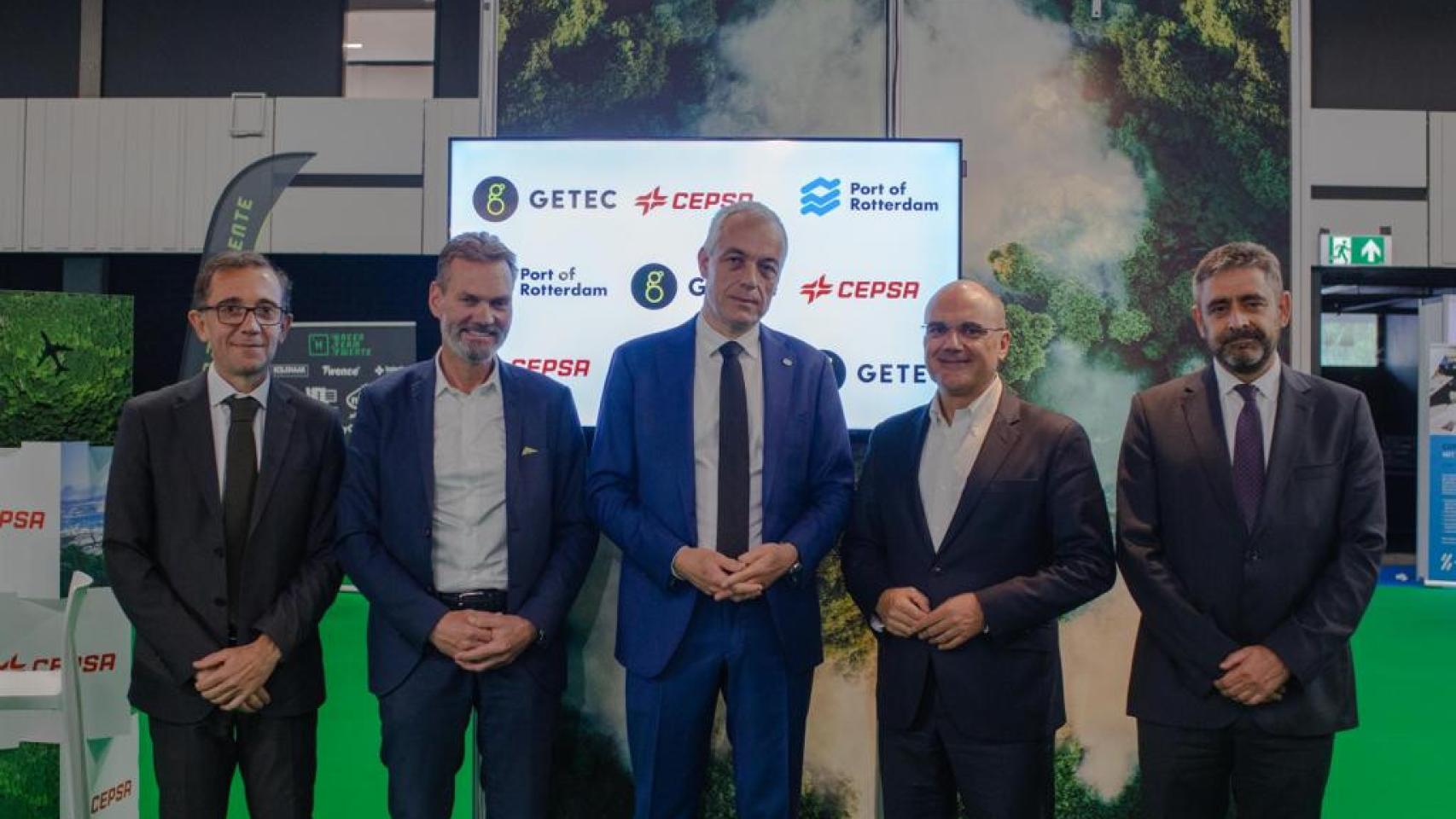 Thomas Schoepke, director de desarrollo de negocio de GETEC; Edwin Van Espen, director en el Puerto de Rotterdam y Carlos Barrasa, director de Clean Energies de Cepsa, junto con otros responsables de la energética.