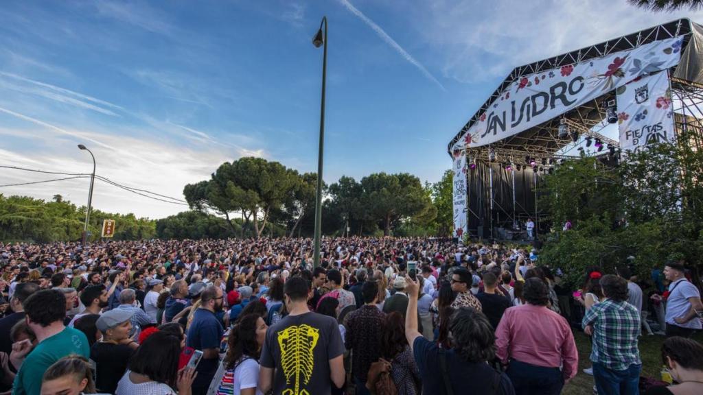 Cientos de personas acuden a un concierto durante las fiestas de San Isidro del 2022.