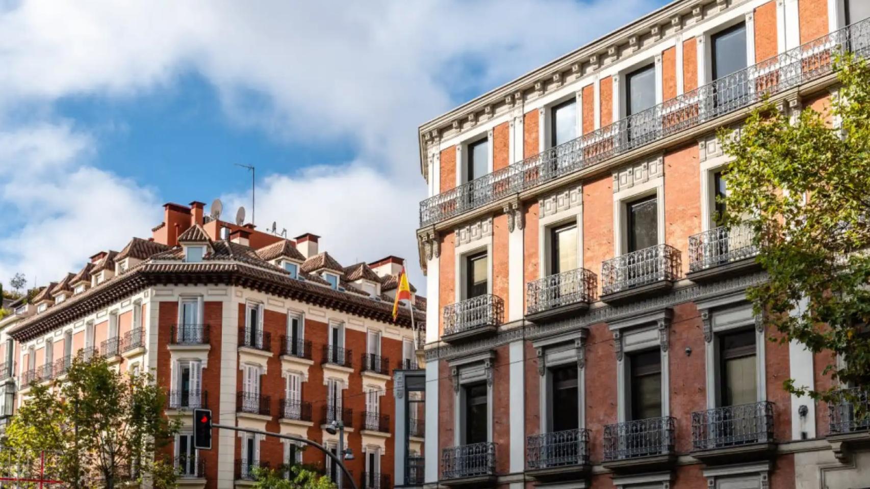 Antiguos edificios residenciales de lujo con balcones en la calle Serrano del barrio de Salamanca en Madrid.