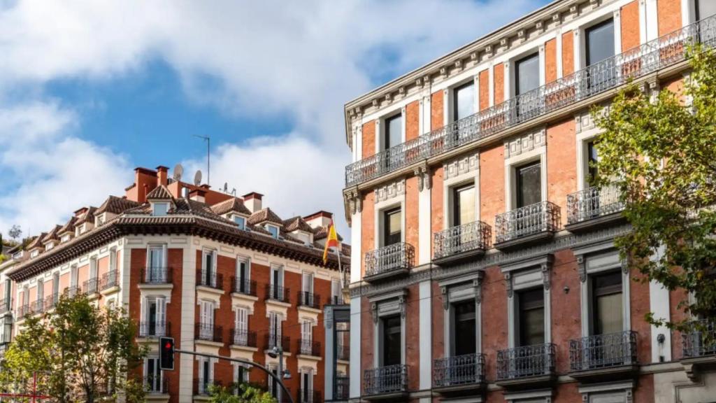 Antiguos edificios residenciales de lujo con balcones en la calle Serrano del barrio de Salamanca en Madrid.