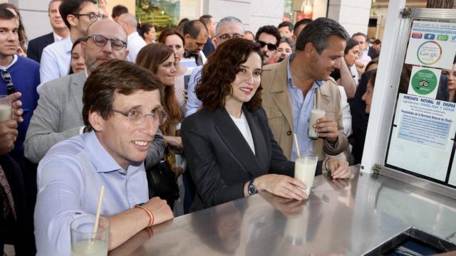 José Luis Martínez Almeida e Isabel Díaz Ayuso en una visita al distrito de Salamanca en abril.