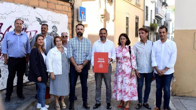 Daniel Pérez, junto a varios integrantes de su candidatura, en el barrio de Lagunillas.