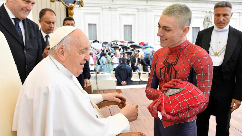 El Papa Francisco, con un joven vestido de 'Spiderman'.