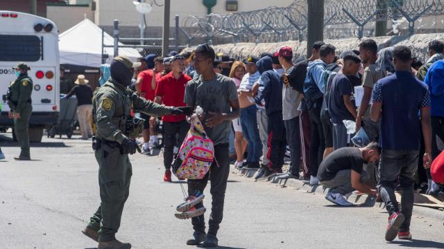 Un oficial de Aduanas y Protección Fronteriza de EEUU en El Paso, Texas.