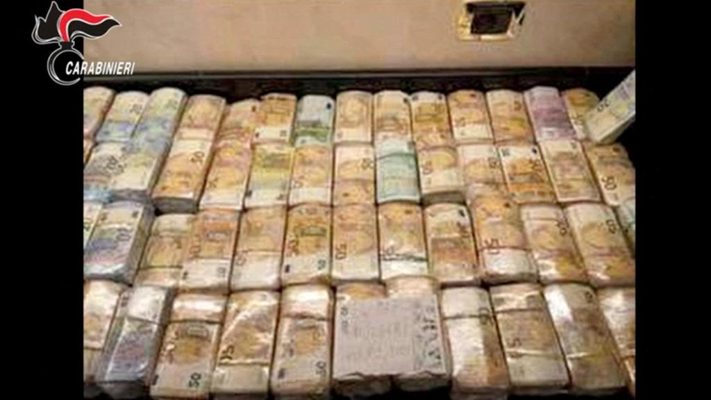 Dinero incautado tras una operación de los Carabinieri del Ros en Reggio de Calabria, este enero.
