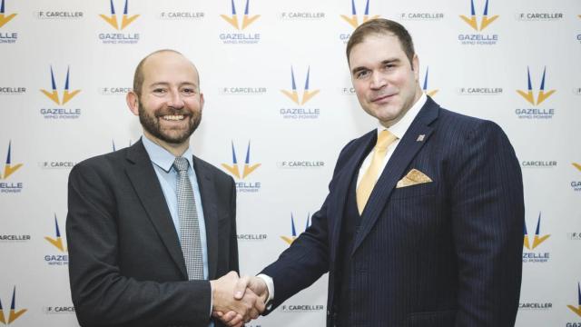 Firma del acuerdo entre Pablo Canceller (F. Canceller) y Jon Salazar (Gazelle Wind Power).