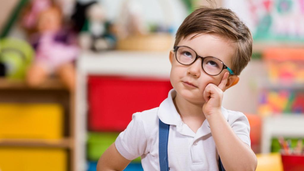 Un niño en una clase de colegio.