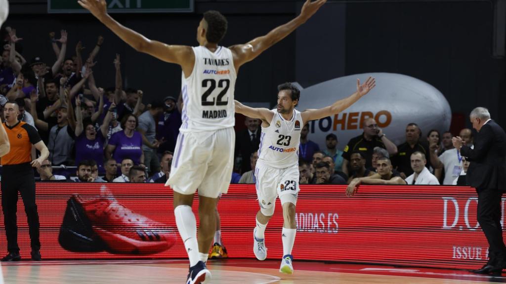 Llull y Tavares celebran una canasta.