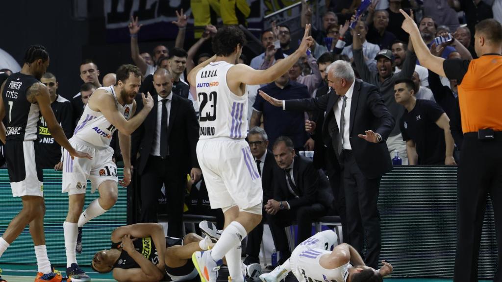 Rudy Fernández, en el suelo por una falta de Exum.