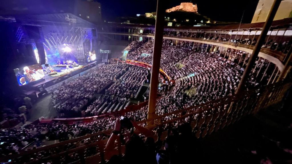 Así de lleno se vivió el primero de los dos conciertos de Sabina en Alicante.